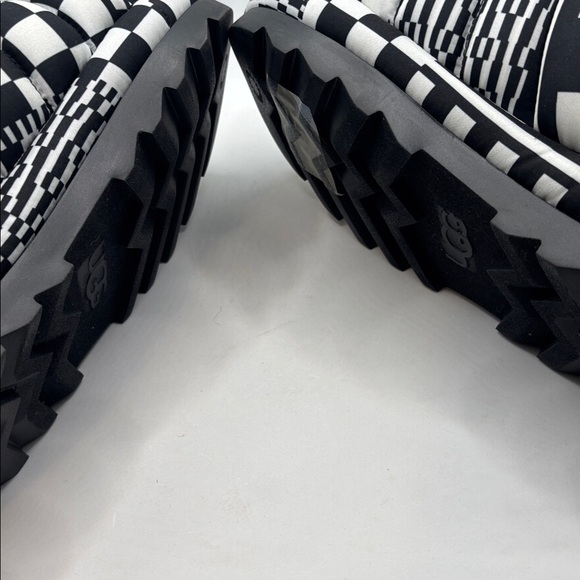 UGG Black & White Maxi Checks Slide Sandals SZ 9 Sheepskin platform puffy NWOB - Picture 5 of 10